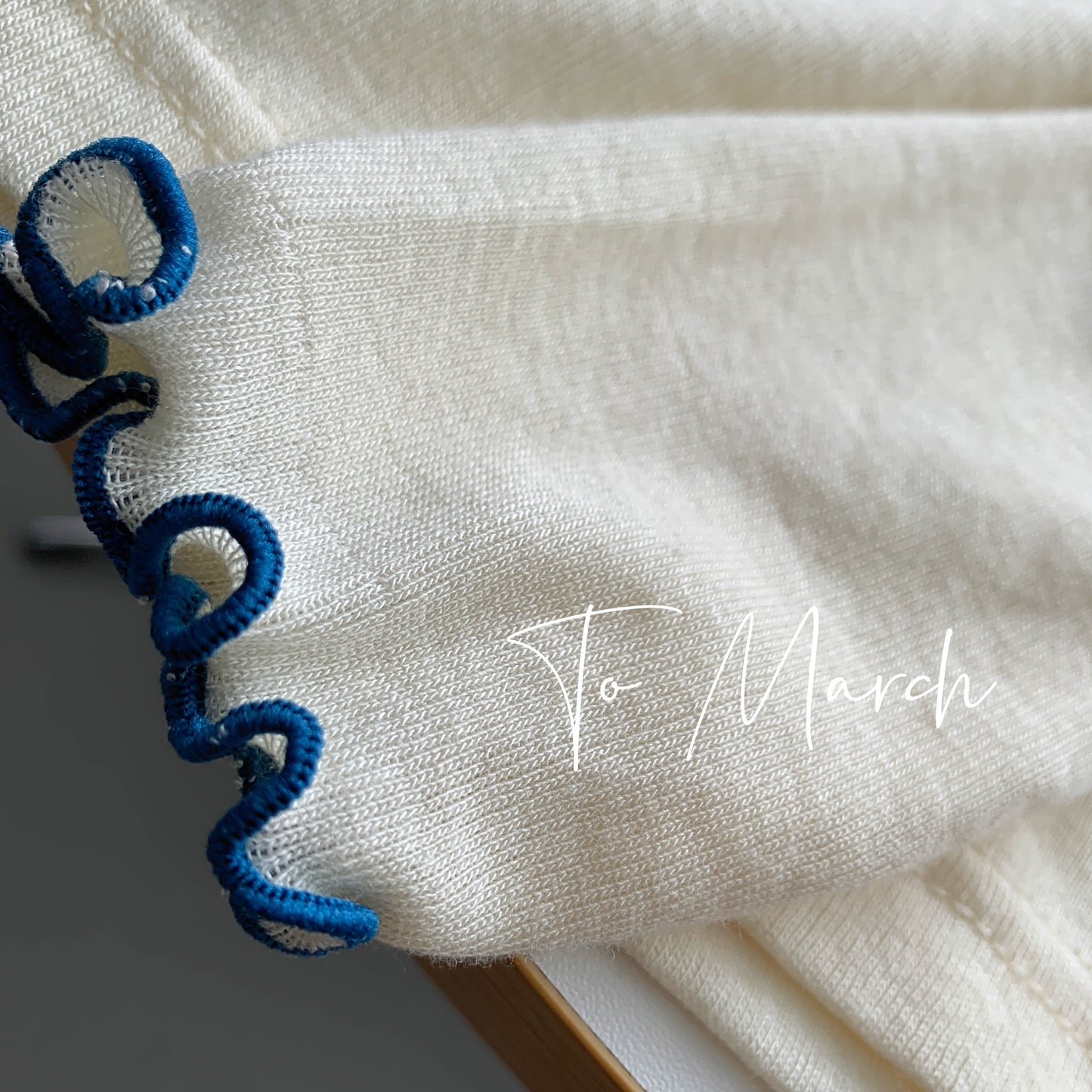 Plain Top with Lettuce-Edge Trims