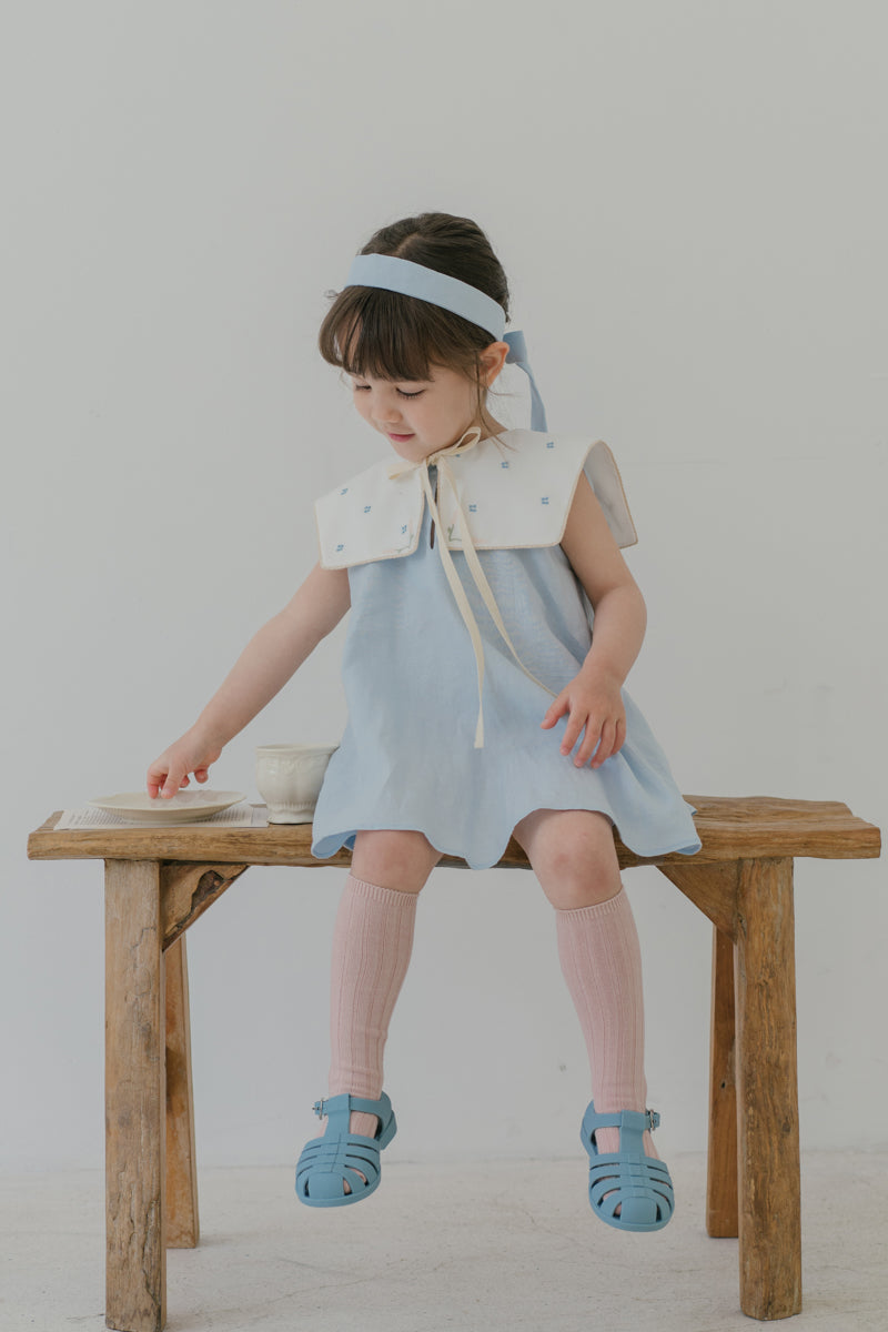 ALICE IN WONDERLAND STATEMENT COLLAR DRESS